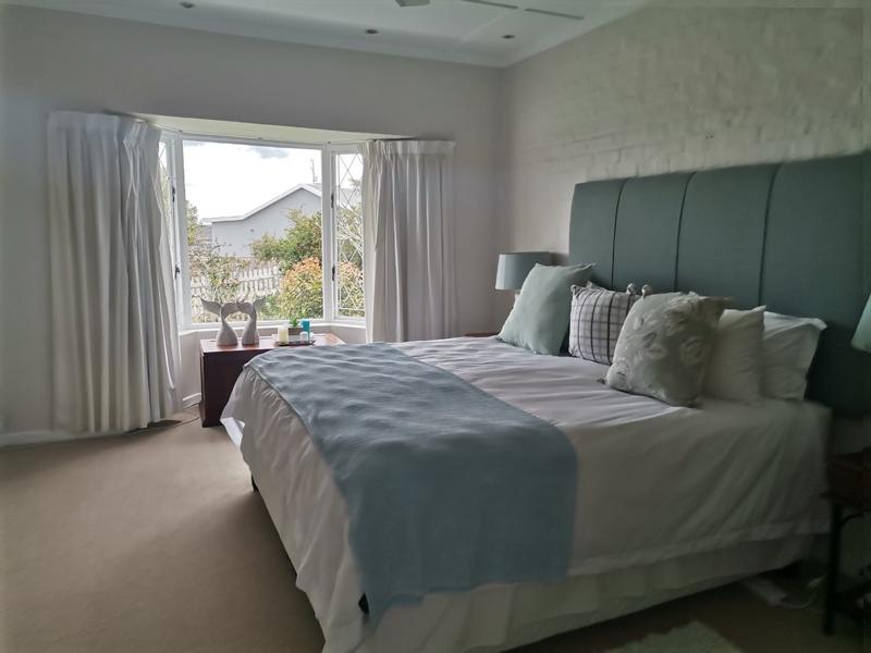 To Let 4 Bedroom Property for Rent in Signal Hill Western Cape